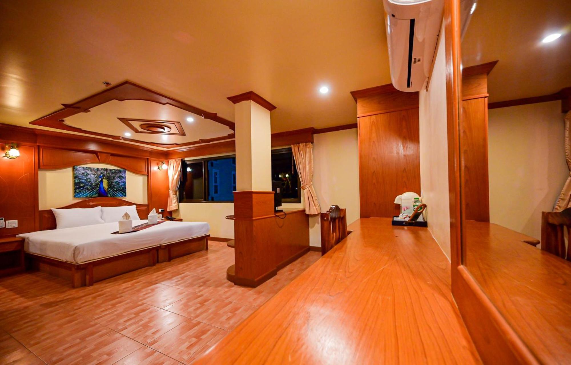 Tiger Complex Hotel Patong Exterior photo